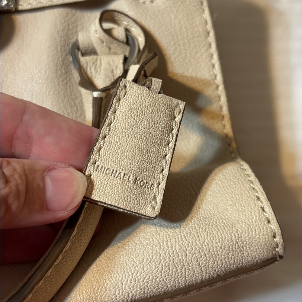 Michael Kors Hamilton satchel handbag in off-white. 
Taupe Leather Small New - Picture 6 of 9
